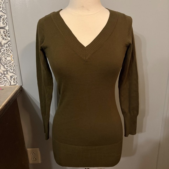 Ambiance Apparel Olive Green V-Neck Long Sleeve Sweater Top (Women's Medium) - Picture 1 of 5